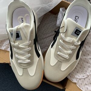 Worn once De Florance vintage sneakers in beige black.
